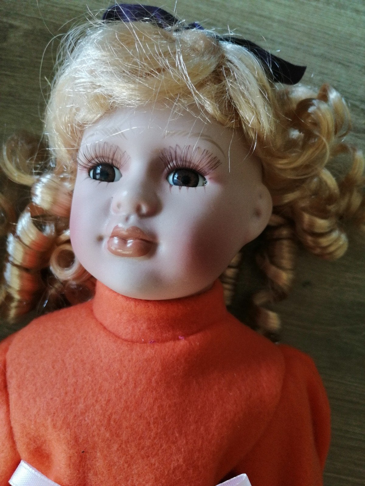 Porseleinen pop met certificaat - Oranje jurk, Verzamelen, Poppen, Ophalen of Verzenden