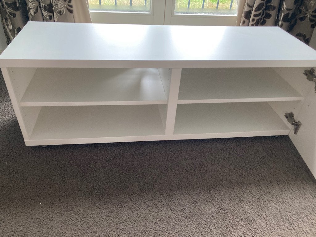 Besta tv meubel met wieltjes, Huis en Inrichting, Ophalen, Strak, 100 tot 150 cm, Zo goed als nieuw
