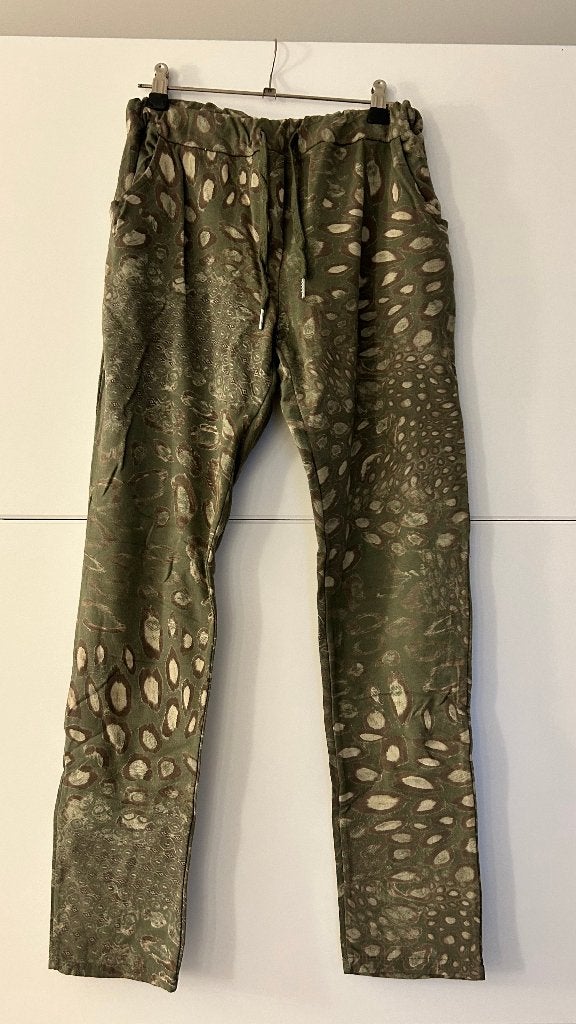 Kaki broek met print, Kleding | Dames, Maat 42/44 (L), Ophalen of Verzenden, Zo goed als nieuw, Lang