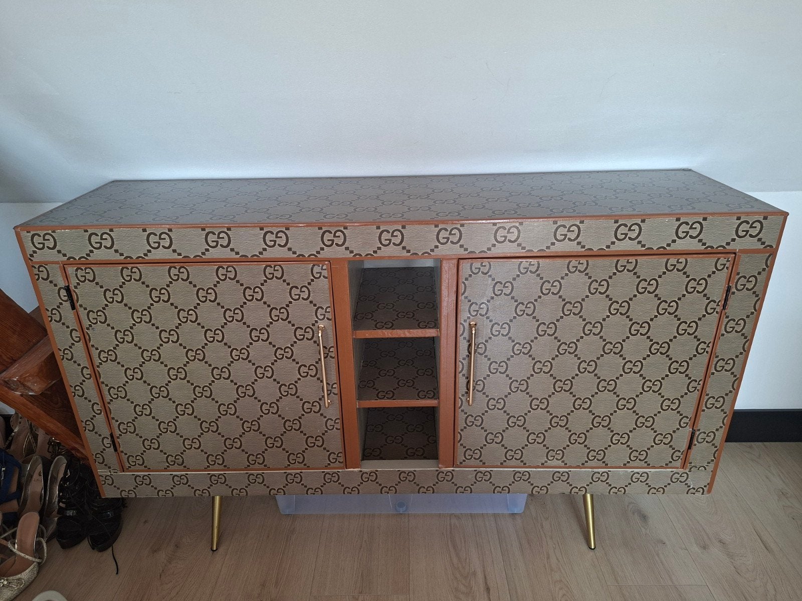 Gucci dressoir, Ophalen, 100 tot 150 cm, Modern, Uniek, Designer-stijl, 25 tot 50 cm