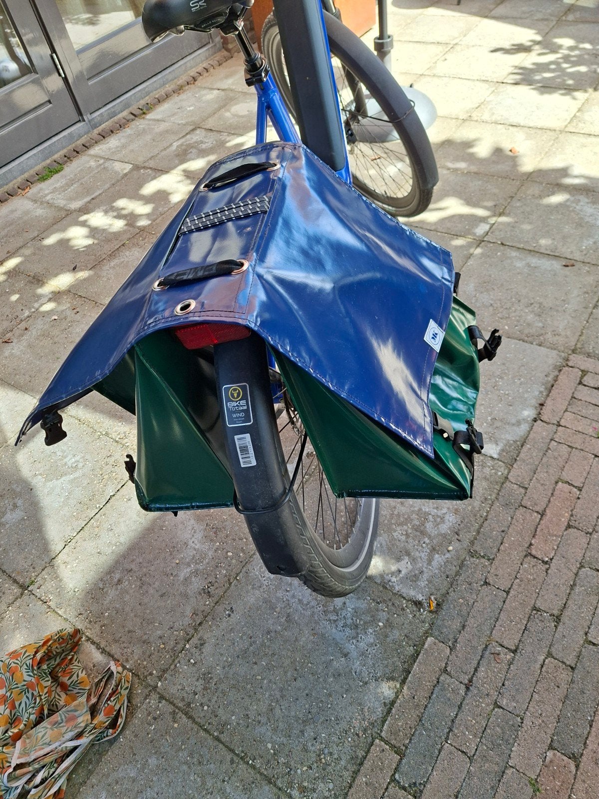 Fietstas blauwe sluiting en  de tas is groen, Ophalen