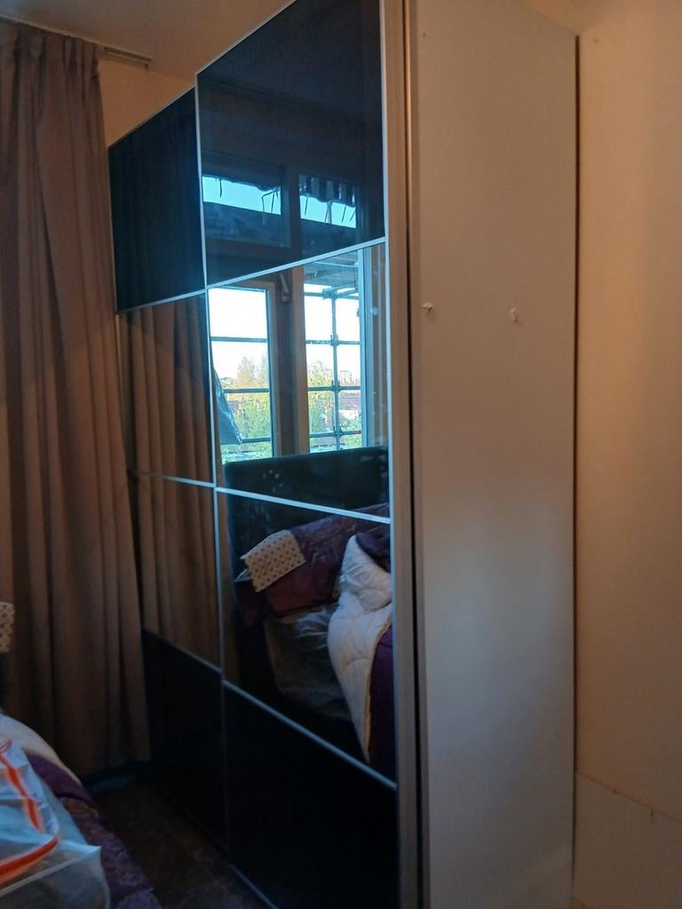 Grote kledingkast met spiegeldeuren, Huis en Inrichting, Kasten | Kledingkasten, Gebruikt, 100 tot 150 cm, Met plank(en), Ophalen of Verzenden