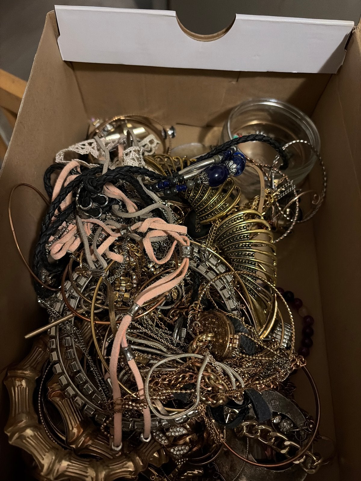 Doos met sieraden gevonden op oma’s zolder, Ophalen, Gebruikt