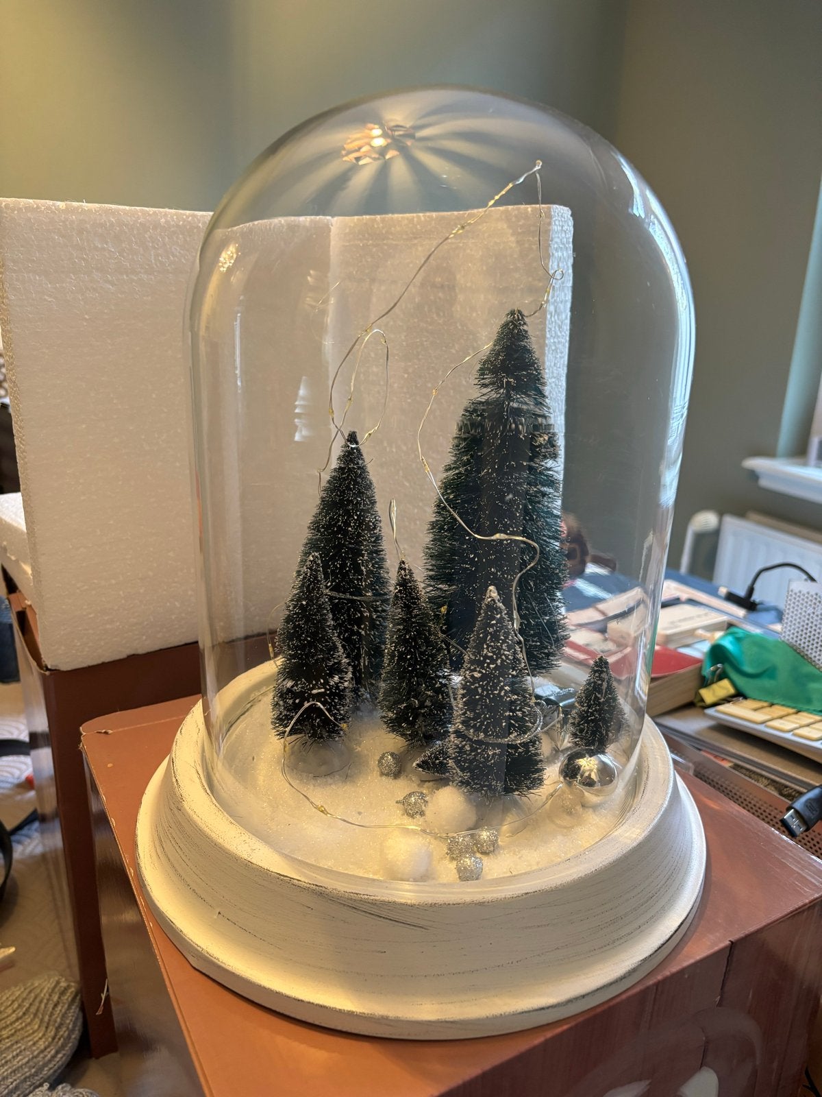 Stolp met kerstversiering en verlichting, Glas, Ophalen, Zo goed als nieuw, Inclusief decoratie