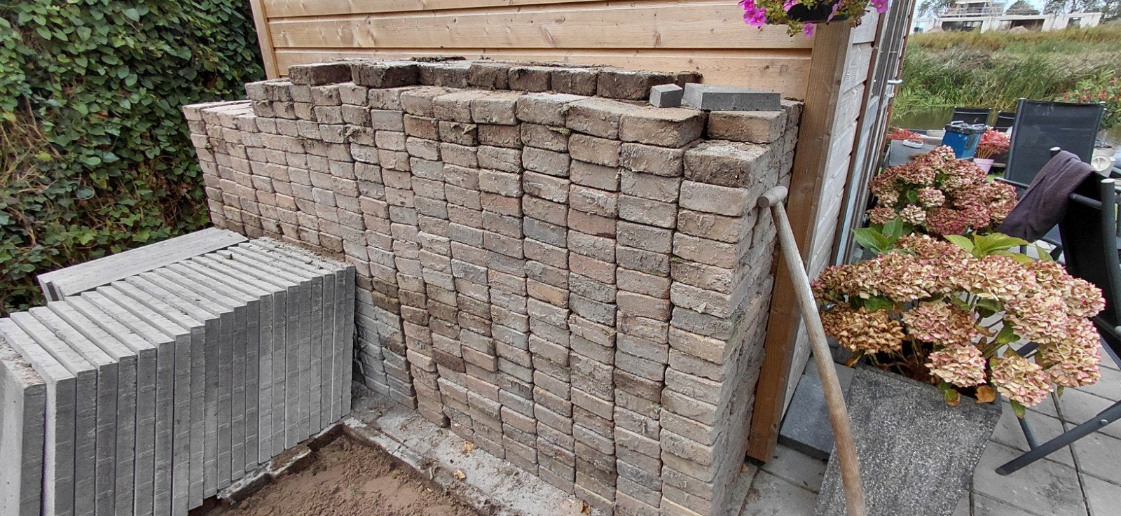 GRATIS OPHALEN TROMMELSTENEN 13,5X13,5 ong 25m2, Gebruikt, Klinkers, Ophalen of Verzenden, 10 m² of meer