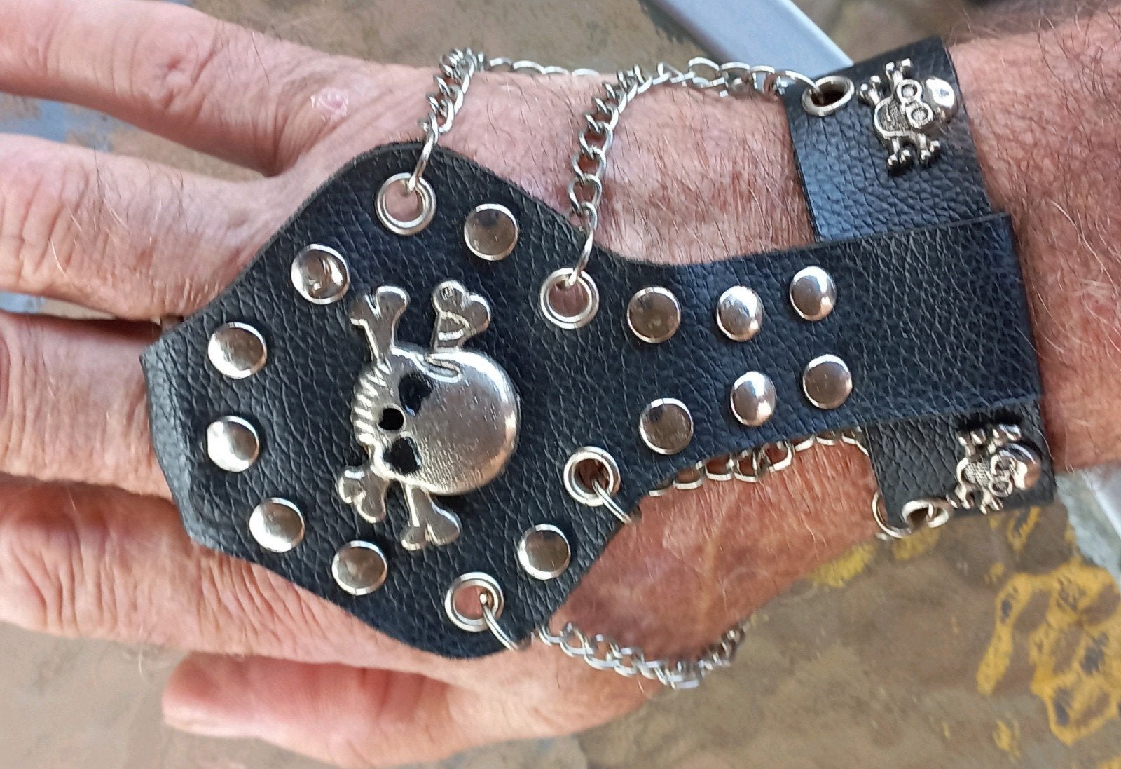 Stoere leren handpalm armband met doodshoofd en kettingen, Gebruikt, Zwart, Leer, Ophalen of Verzenden