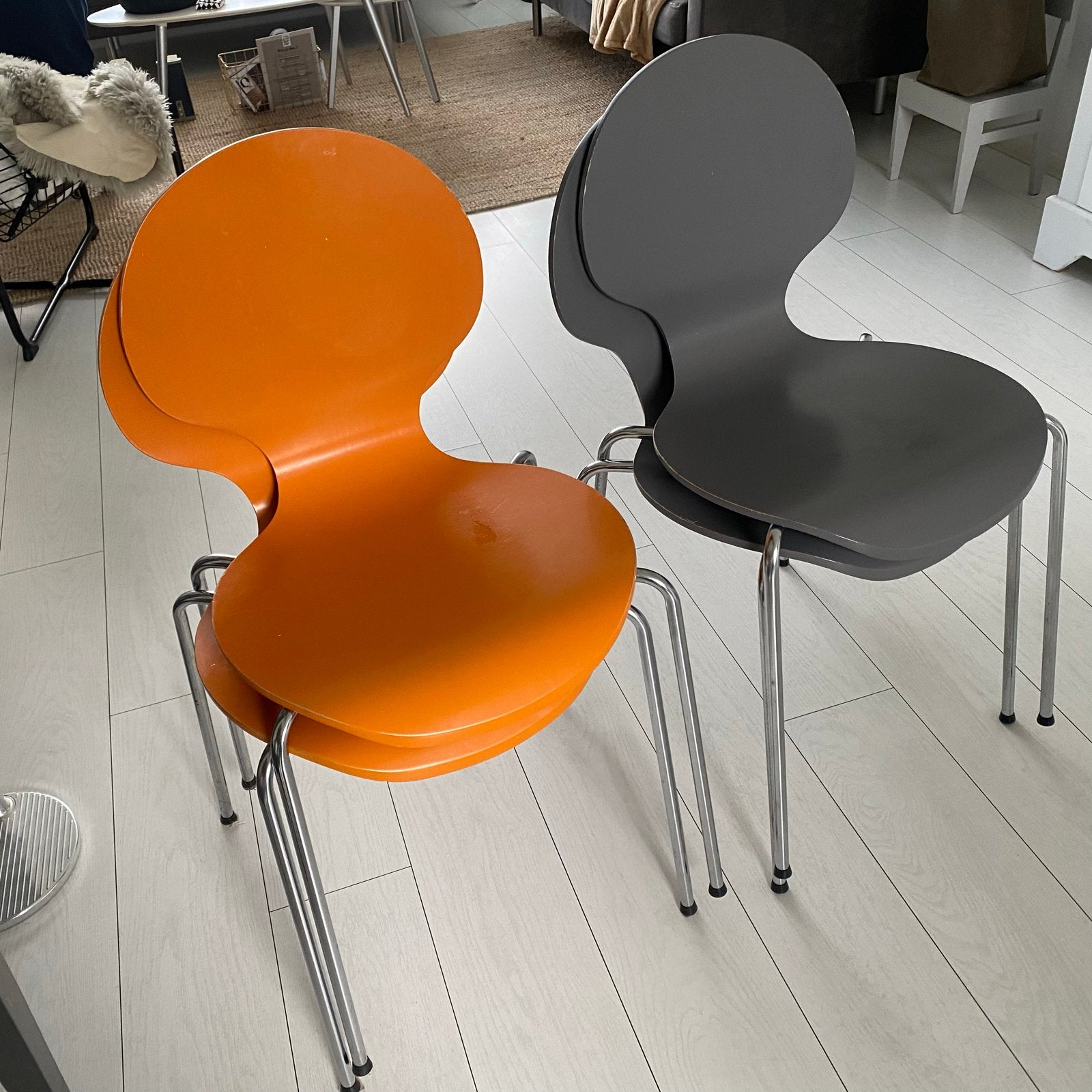 4 stapelbare VLINDERSTOELEN 7,50 p.st- oranje en antraciet, Ophalen, Gebruikt, Overige kleuren, Vier