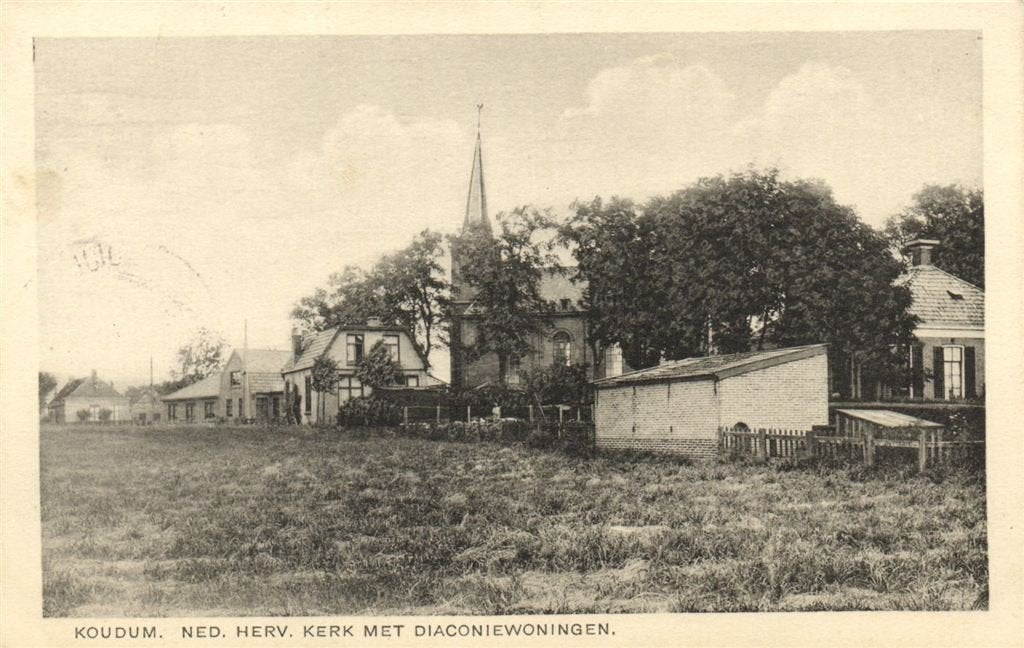 Koudum. Ned. Herv. Kerk met Diaconiewoningen. - 1920 gelopen, Verzamelen, Verzenden, 1920 tot 1940, Gelopen, Friesland