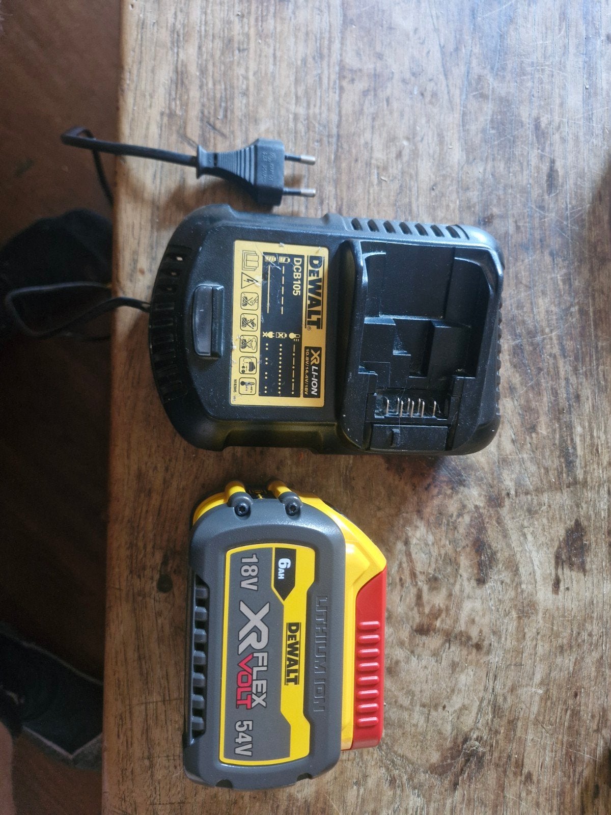 gloednieuwe DeWalt XR FlexVolt 6Ah Accu met Oplader, Ophalen of Verzenden, Nieuw
