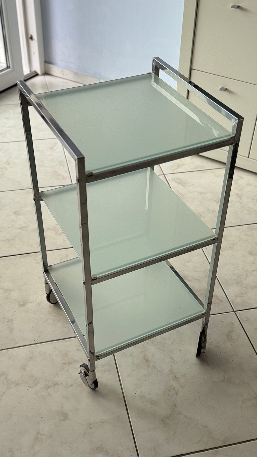 Verrijdbare etagère chroom met melkglas, 82x40x40 cm, Ophalen, Zo goed als nieuw, Zilver, Metaal