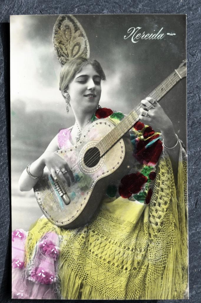 Dame Nereida speelt met enthousiasme op haar gitaar, Verzenden, Voor 1920, Ongelopen, Muziek