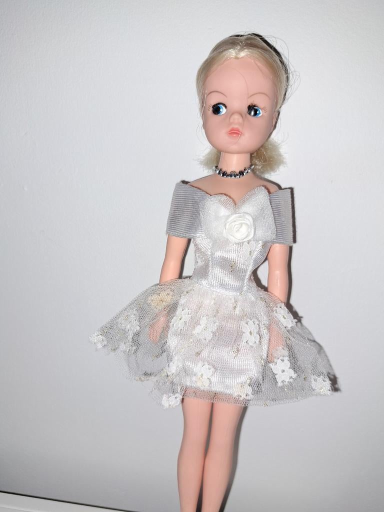 Witte jurk met ketting voor sindy barbie fleur excl pop, Ophalen of Verzenden, Gebruikt, Kleertjes