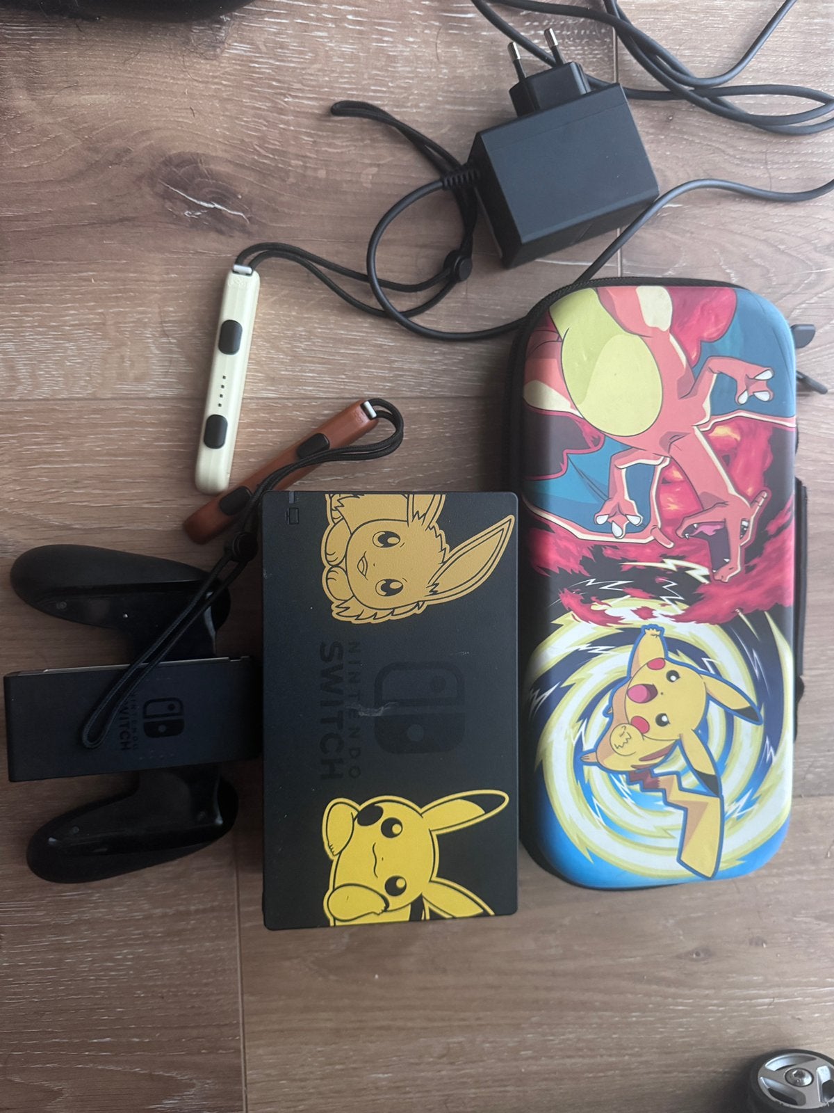Nintendo switch pokemon v2, Spelcomputers en Games, Spelcomputers | Nintendo Switch, Ophalen of Verzenden, Zo goed als nieuw, Met 2 controllers