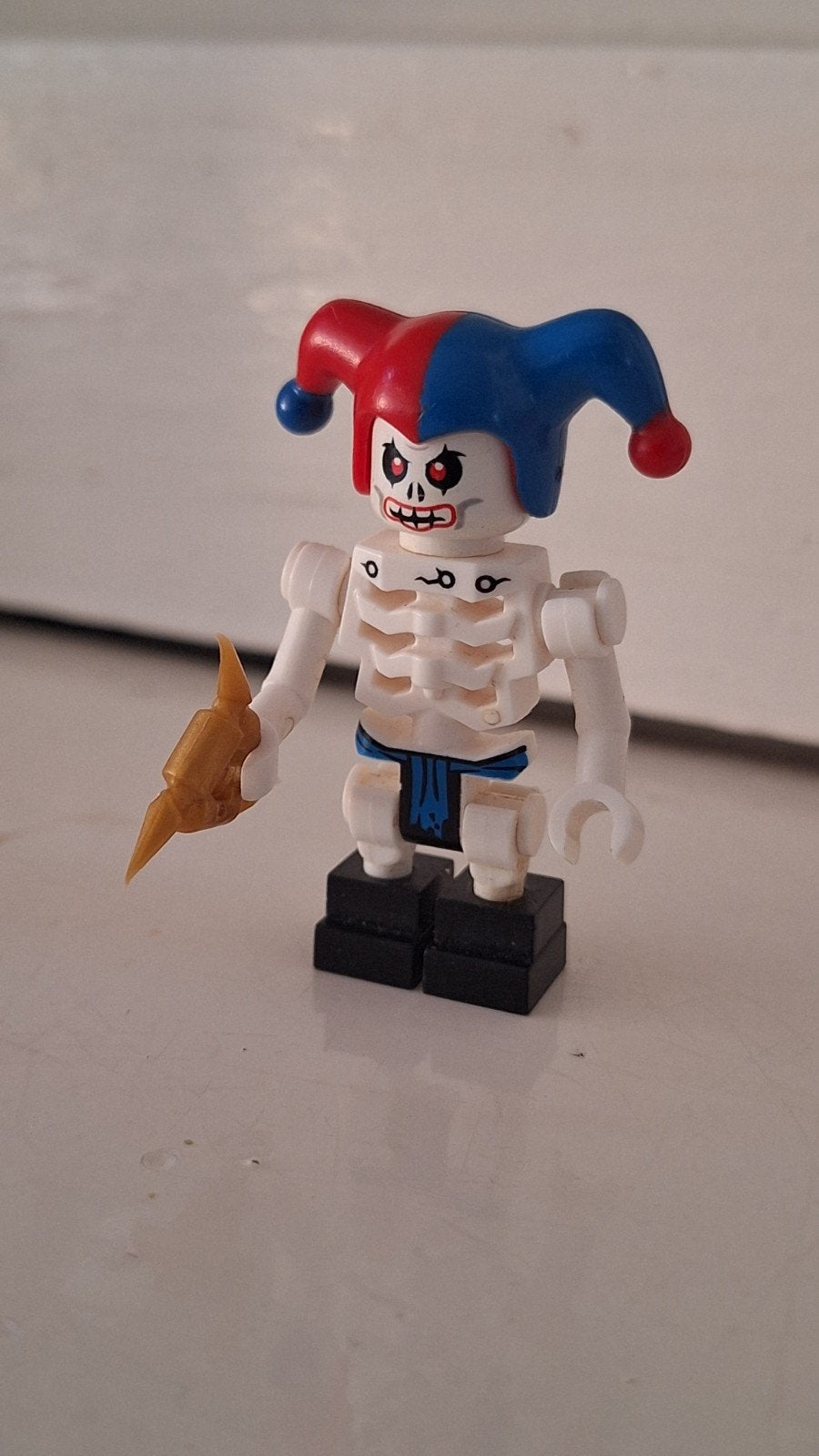 NINJAGO Poppetje/Minifig Krazi red blue Jester hat NJ00017, Ophalen of Verzenden, Zo goed als nieuw, Minifiguur, Lego