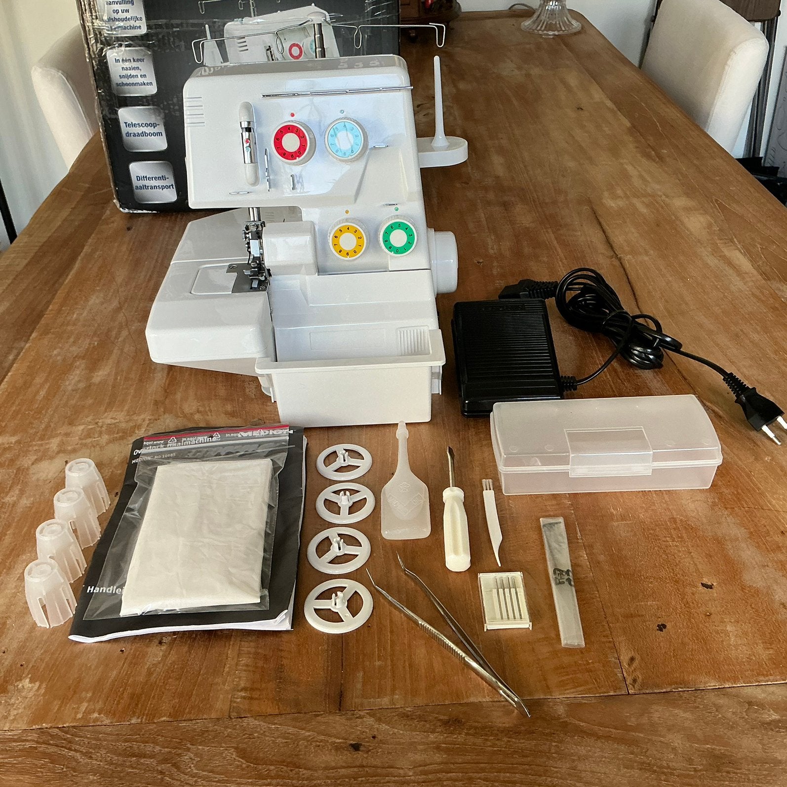 Medion lockmachine.  🧵 🪡    ONGEBRUIKT, Hobby en Vrije tijd, Naaimachines en Toebehoren, Ophalen of Verzenden, Zo goed als nieuw