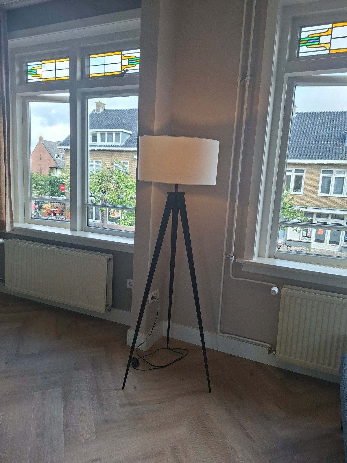 Stijlvolle staande lamp met driepoot - Zo goed als nieuw, Ophalen, Modern, Scandinavisch, Metaal, E27 (groot)