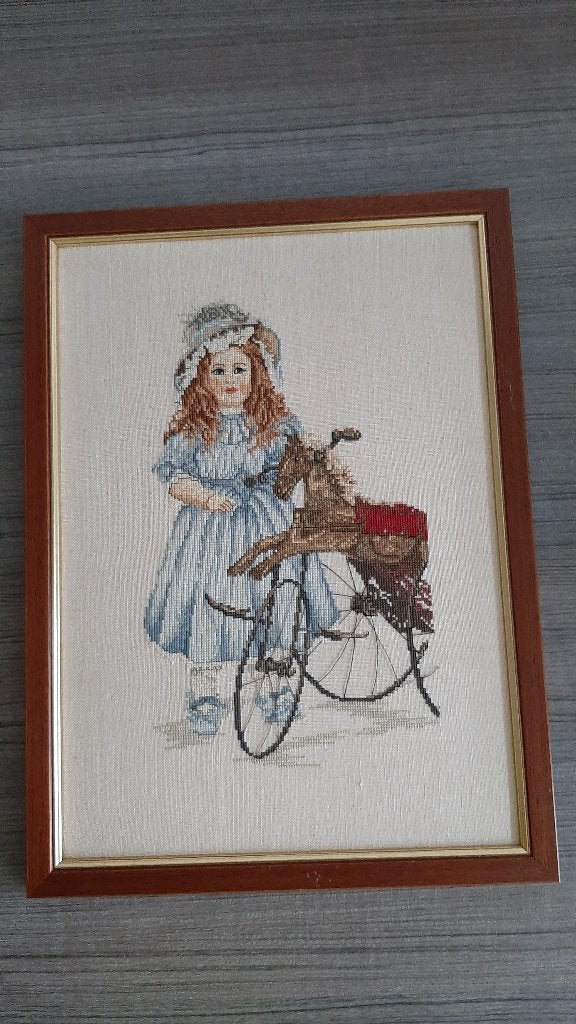 Ingelijst borduurwerk pop met oude fiets, 30 cm, Ingelijst, Ophalen of Verzenden, Zo goed als nieuw