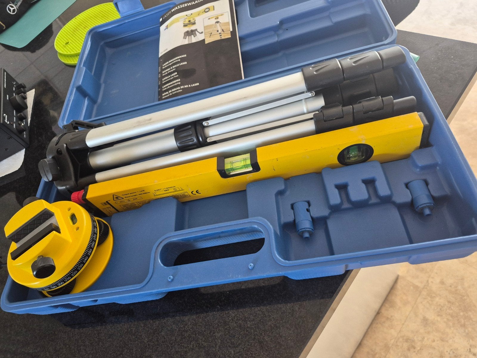 Laser waterpas nivellerend in koffer met stander, Ophalen of Verzenden