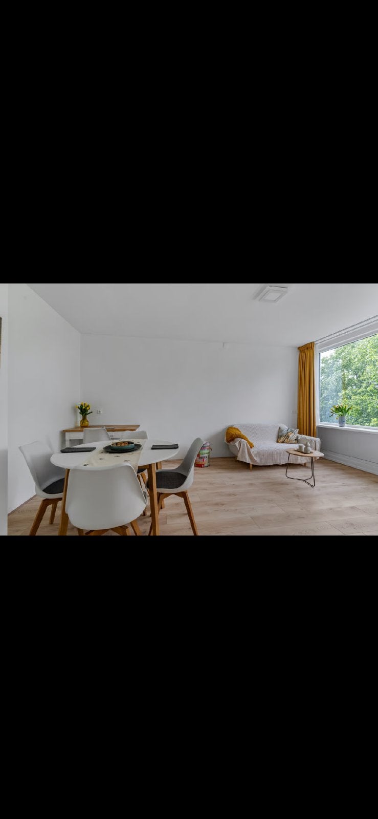 Ronde tafel en 5 witte eetkamer stoelen, Ophalen, Gebruikt, 4 tot 6 stoelen