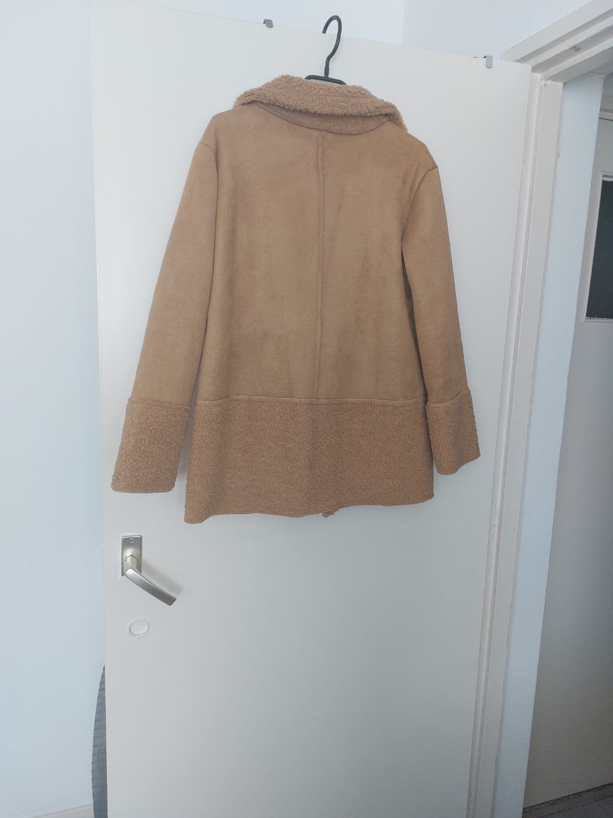 Stijlvolle beige winterjas met teddy voering, Kleding | Dames, Ophalen, Beige, Maat 42/44 (L), Nieuw
