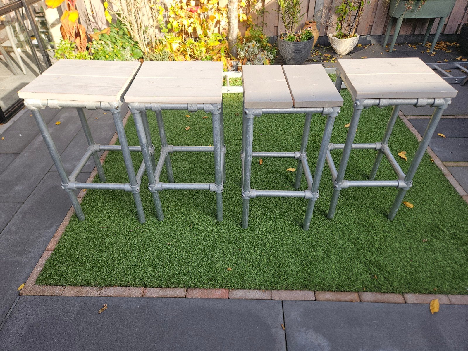 Krukken, Huis en Inrichting, Barkrukken, 2 krukken, Ophalen, 60 tot 90 cm