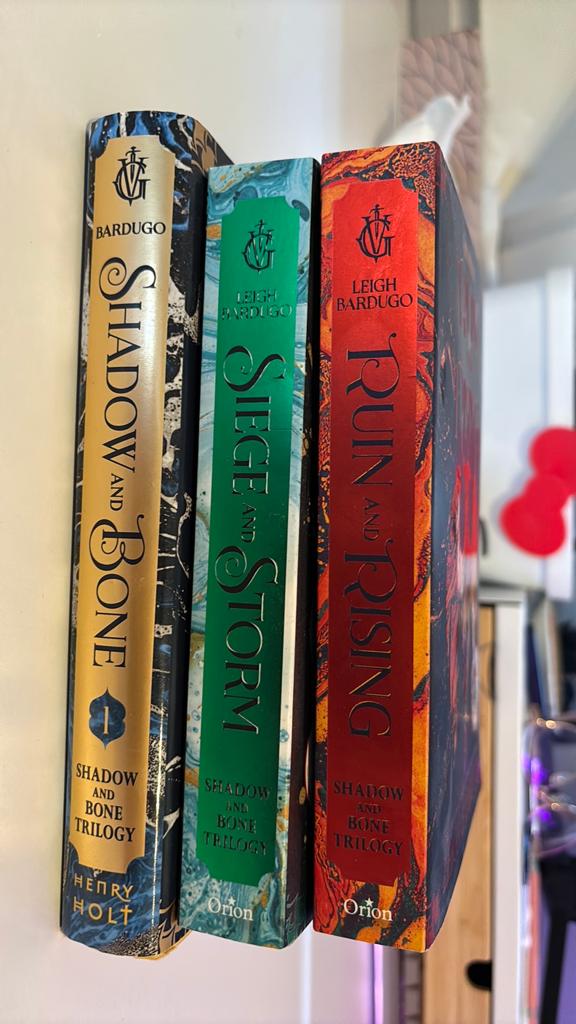 Shadow and bone trilogy - Leigh Bardugo, Ophalen of Verzenden, Zo goed als nieuw