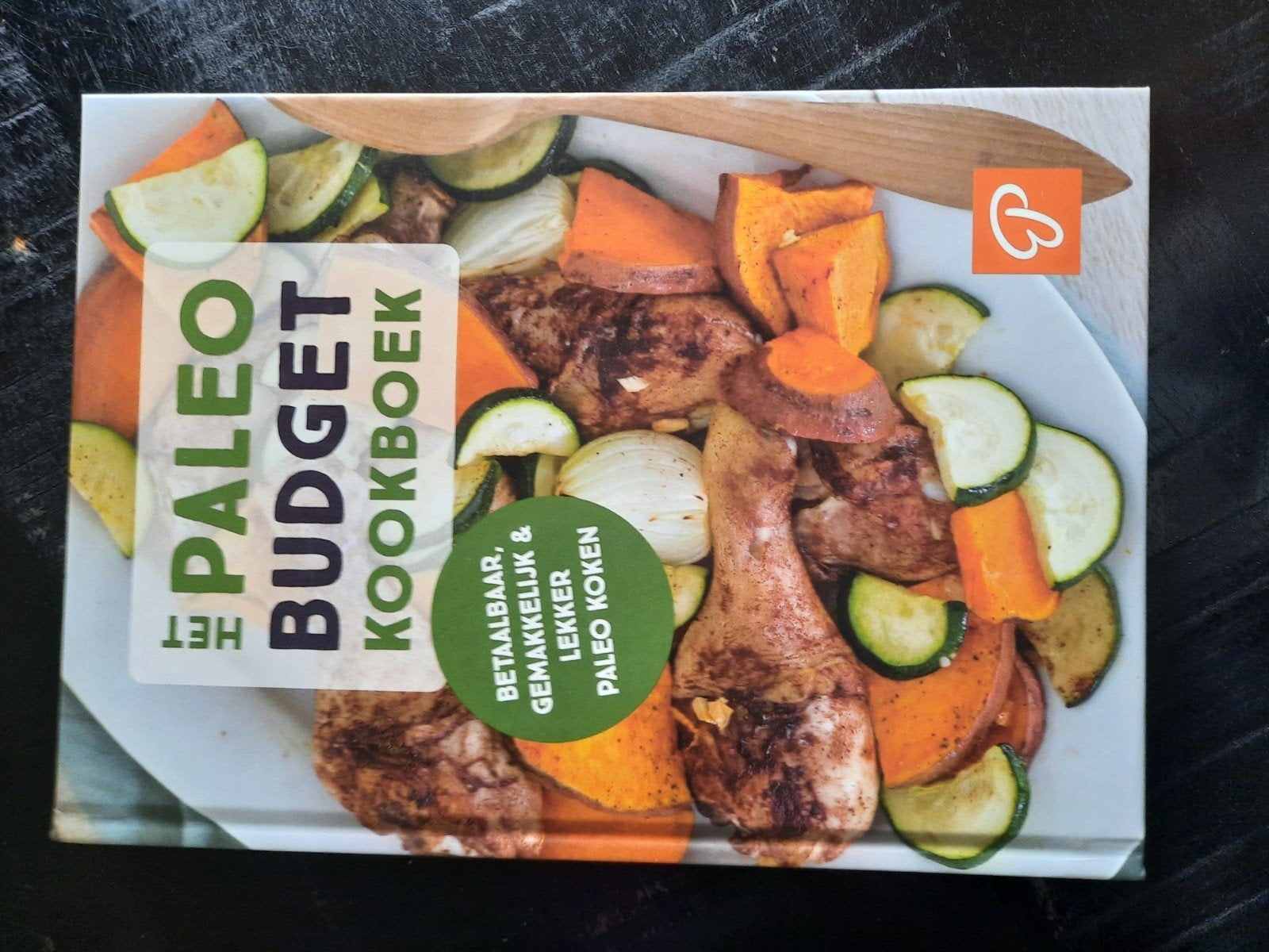 Simone van der Koelen - Paleo budget kookboek, Boeken, Simone van der Koelen, Ophalen of Verzenden, Zo goed als nieuw, Gezond koken