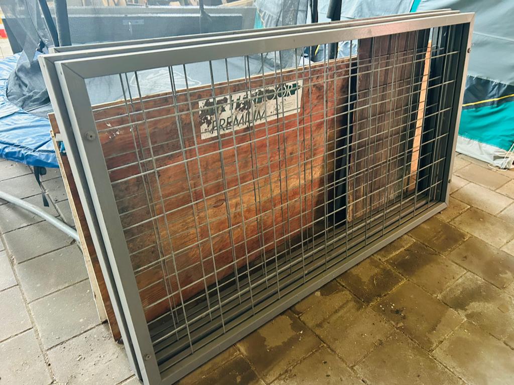 Rekken om vijver te beschermen tegen reigers, Karper of Koi