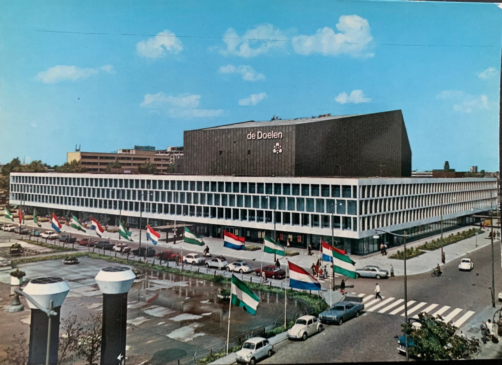 Rotterdam, De Doelen, met oude auto’s., Verzamelen, Ansichtkaarten | Nederland, Ophalen of Verzenden, Zuid-Holland