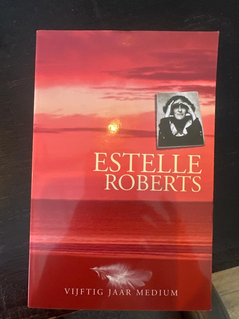 Estelle Roberts: Vijftig Jaar Medium - Spiritueel Boek, Ophalen of Verzenden, Gelezen, Spiritualiteit algemeen, Achtergrond en Informatie