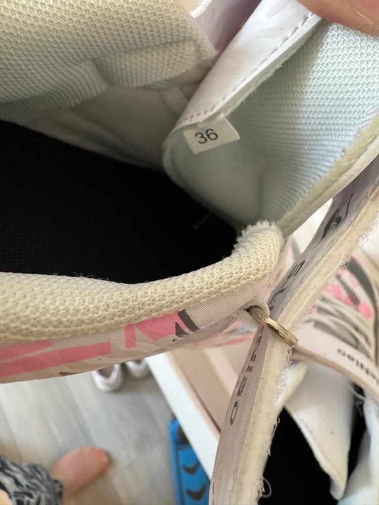 Voetbalschoenen maat 36 - Roze/Wit, Sport en Fitness, Voetbal, Ophalen of Verzenden, Zo goed als nieuw, Schoenen