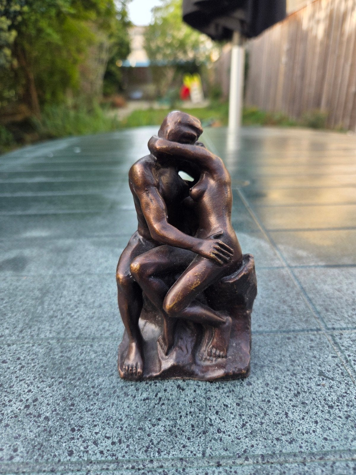 Bronzen beeldje 'De Kus' - Romantische sculptuur, Ophalen, Groep mensen, Minder dan 20 cm, Beeld