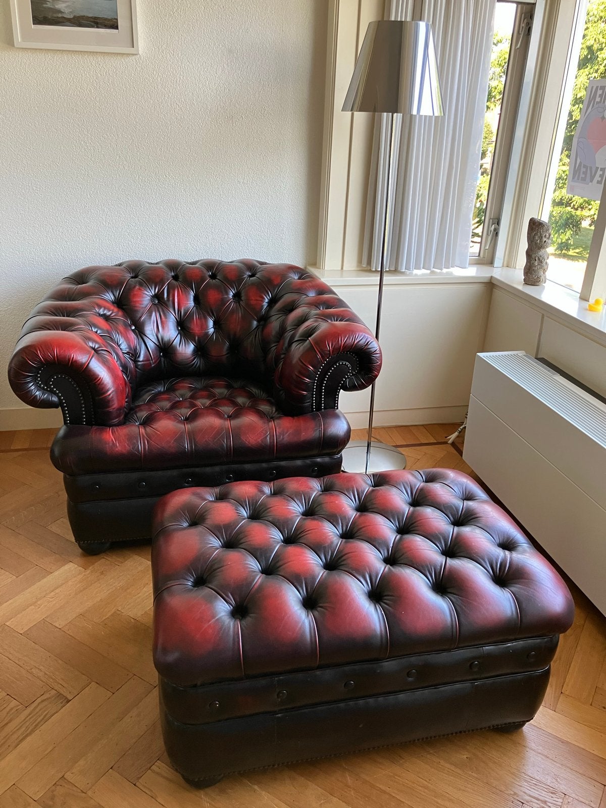 Chesterfield fauteuil met poef - rood/zwart leer, Huis en Inrichting, Banken | Voetenbanken en Poefen, Gebruikt, 75 tot 100 cm