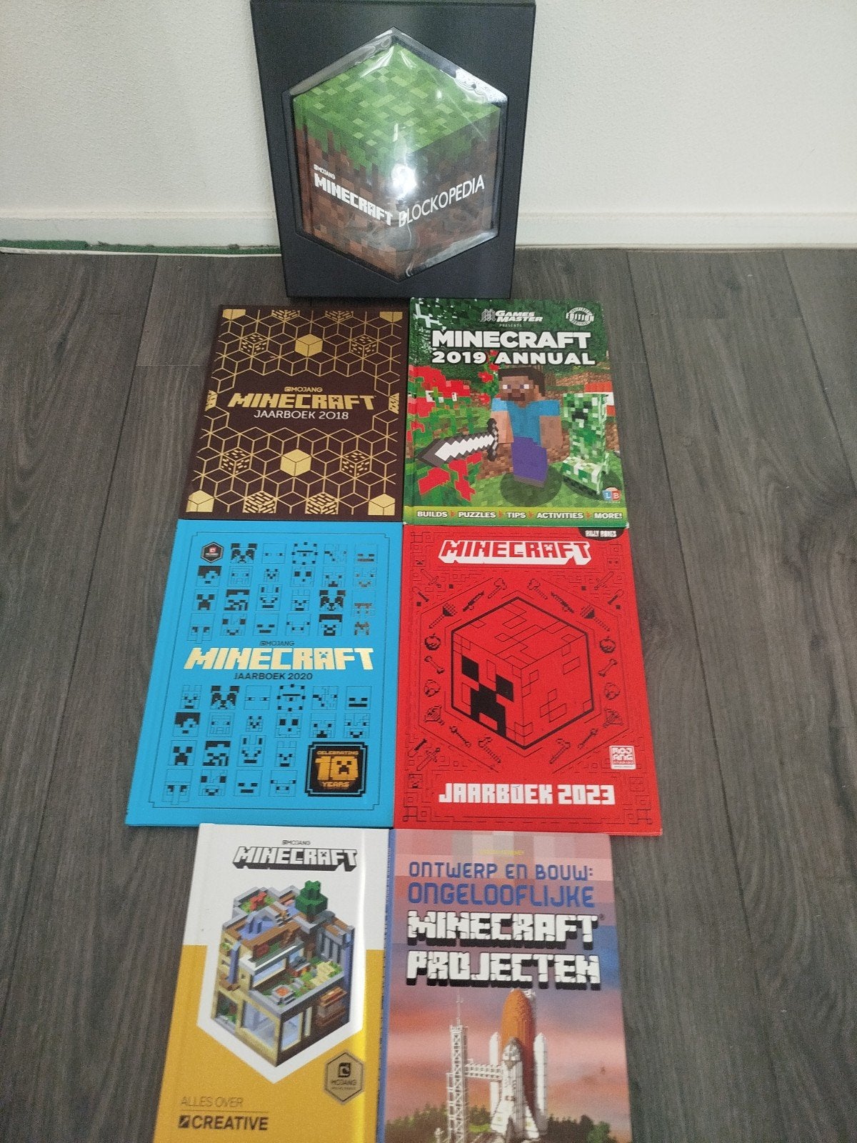 MINECRAFT COLLECTIE BOEKEN BLOCKOPEDIA JAARBOEKEN  HARDCOVER, Boeken, Fictie algemeen, Zo goed als nieuw, Mojang, Ophalen of Verzenden