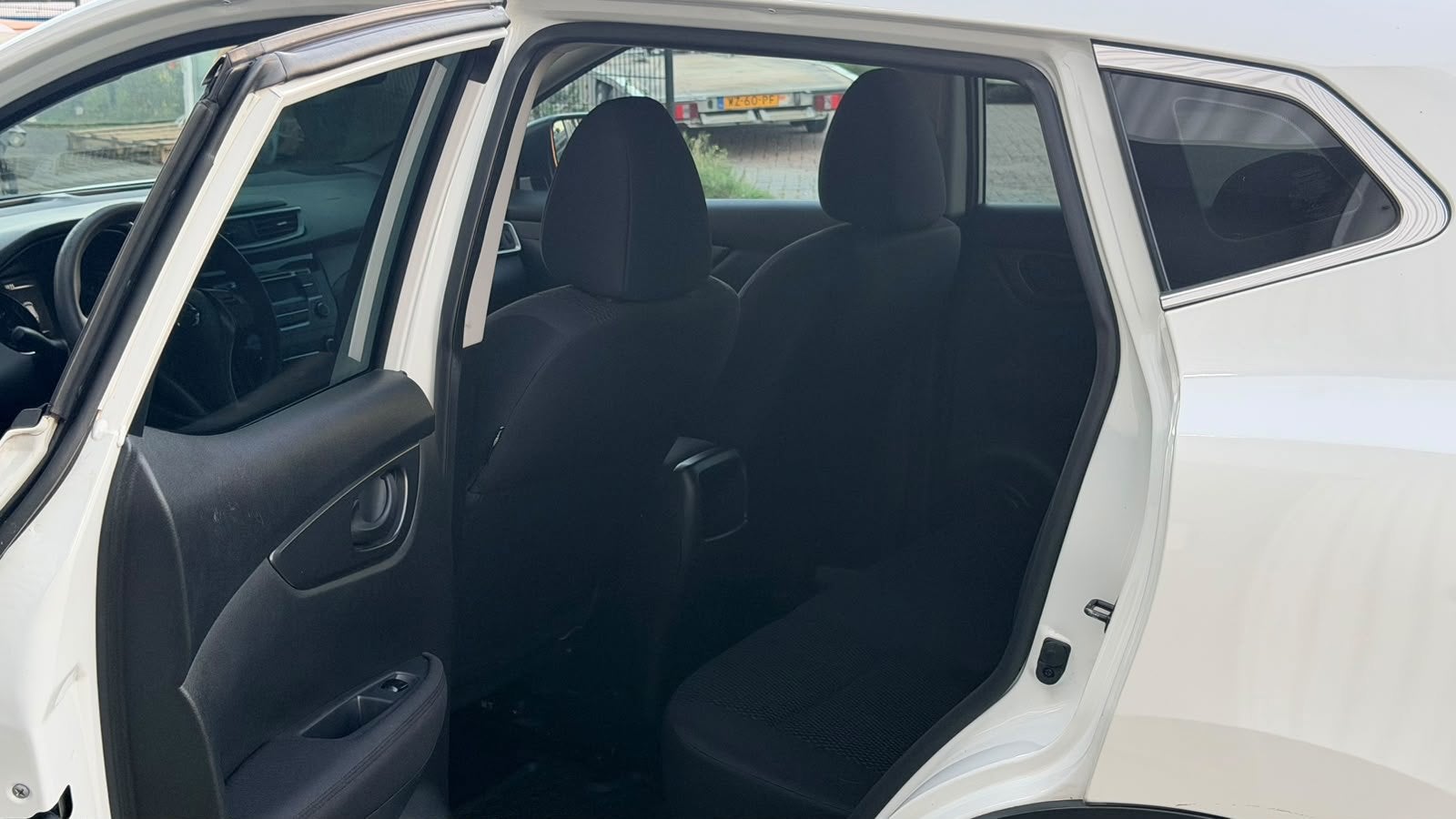 Foto 10 van Nissan Qashqai 1.2 T Visia ZEER NETJES!