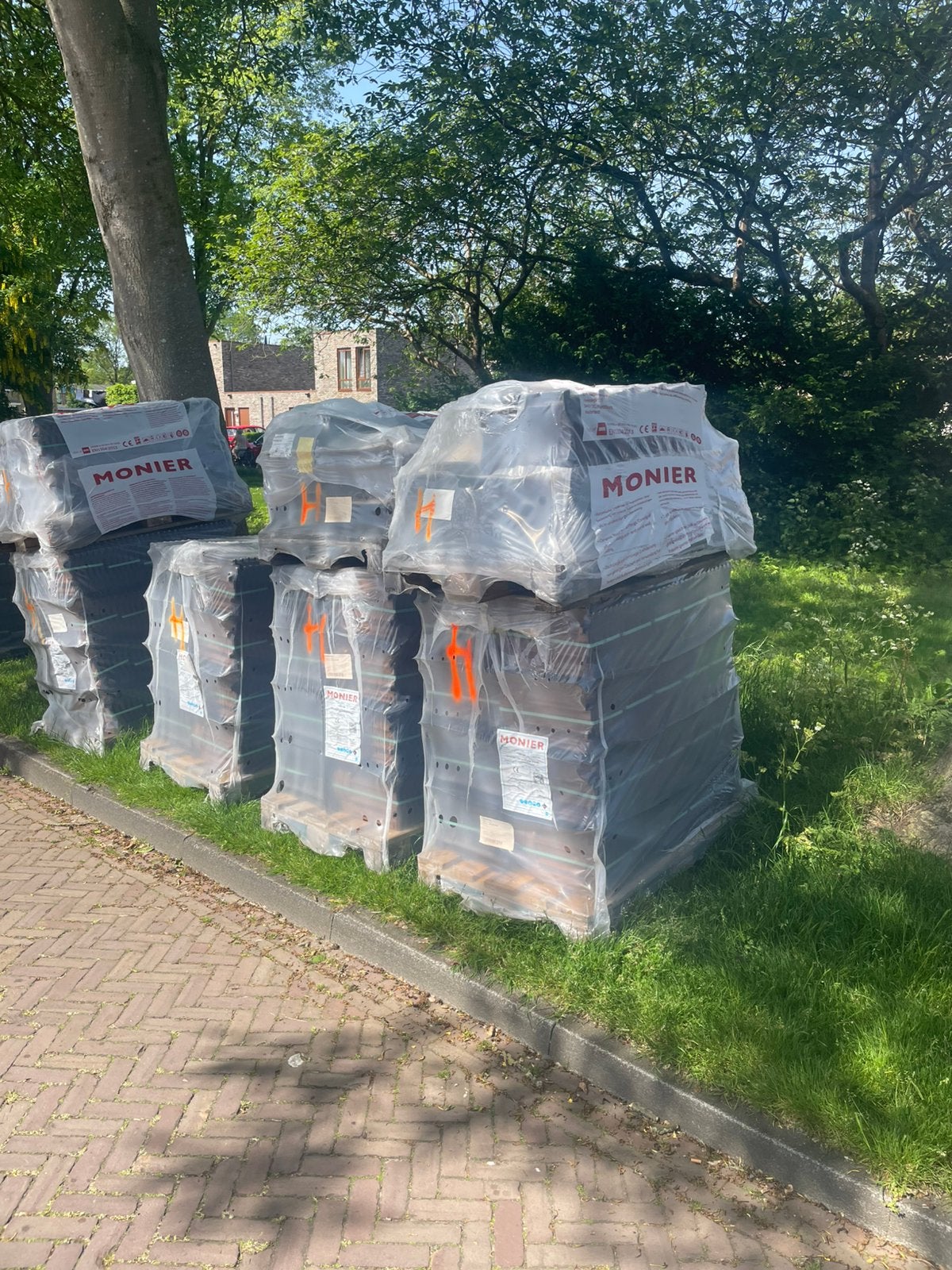 Grote voorraad nieuwe dakpannen, Doe-het-zelf en Verbouw, Ophalen, Steen of Klei, Zwart, Zo goed als nieuw