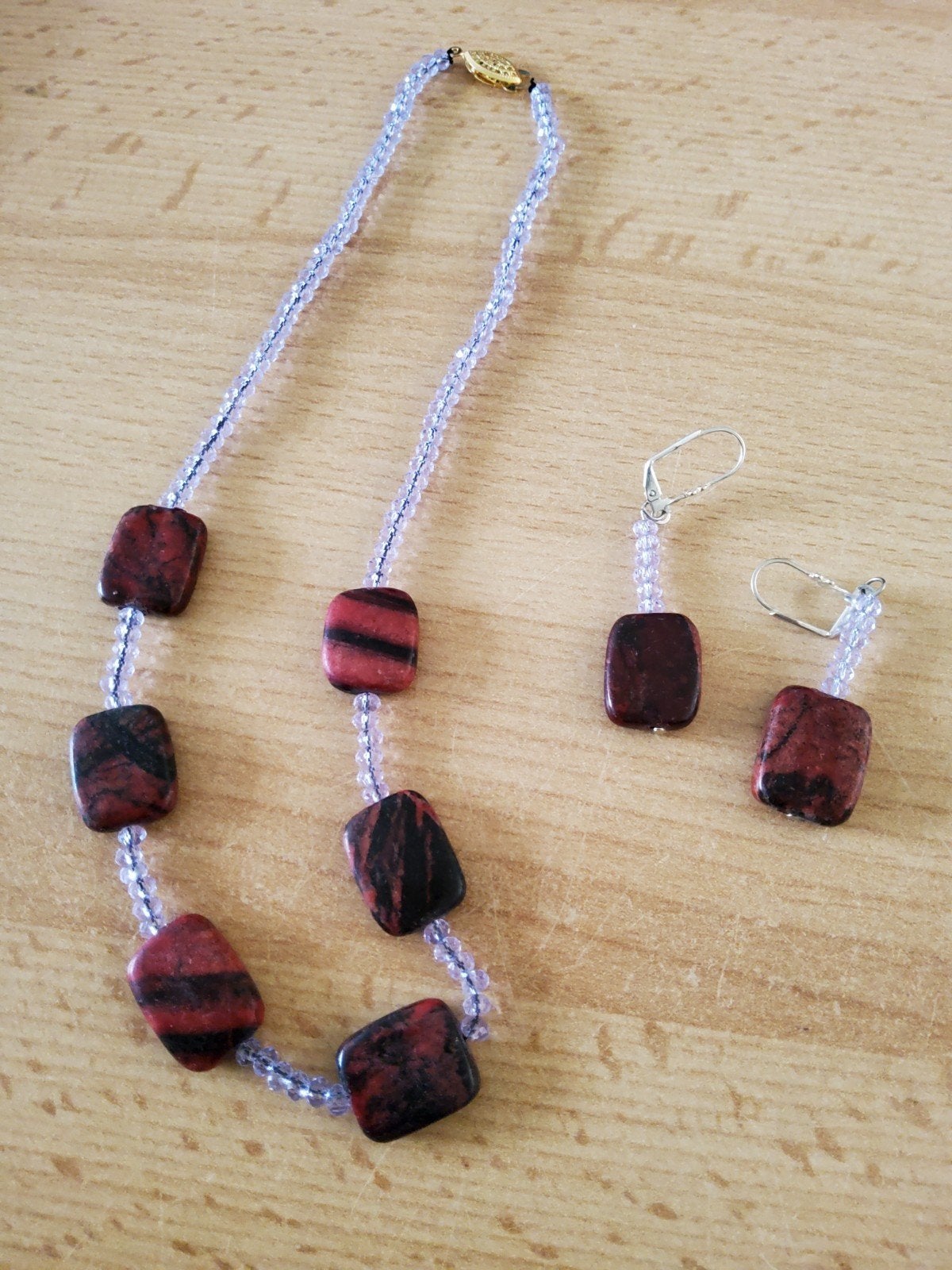 Sieradenset: Ketting en Oorbellen met Kristal en Rode Steen, Sieraden, Tassen en Uiterlijk, Kettingen, Met edelsteen, Nieuw, Ophalen of Verzenden