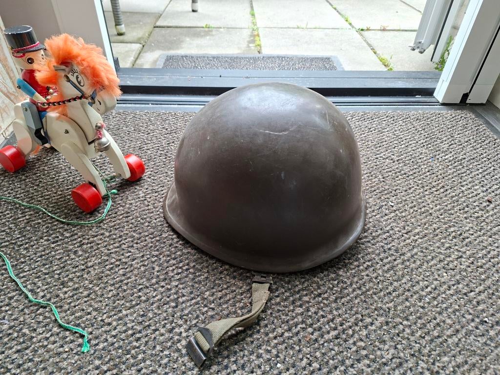 Helm VB 1954 met tekst in laminaat, binnenhelm gekrast, Verzamelen, Militaria | Algemeen, Ophalen of Verzenden, Landmacht, Nederland
