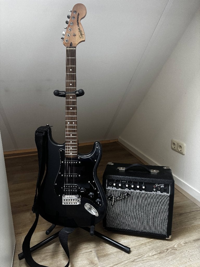 Elektrische gitaar Squier Stratocaster, Muziek en Instrumenten, Gebruikt, Met versterker, Solid body, Ophalen