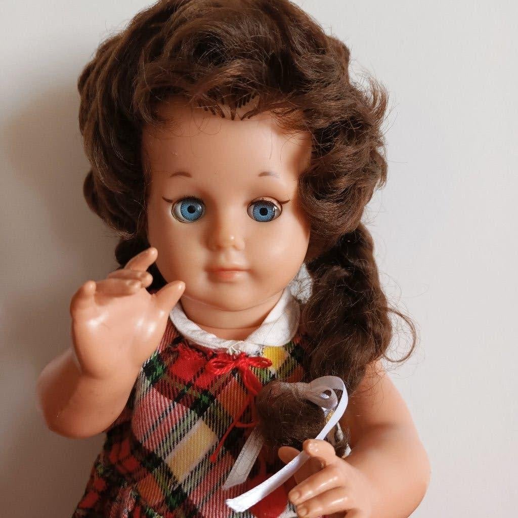 Vintage Schildpad pop met slaapogen en geruite jurk, Verzamelen, Poppen, Ophalen, Gebruikt, Pop