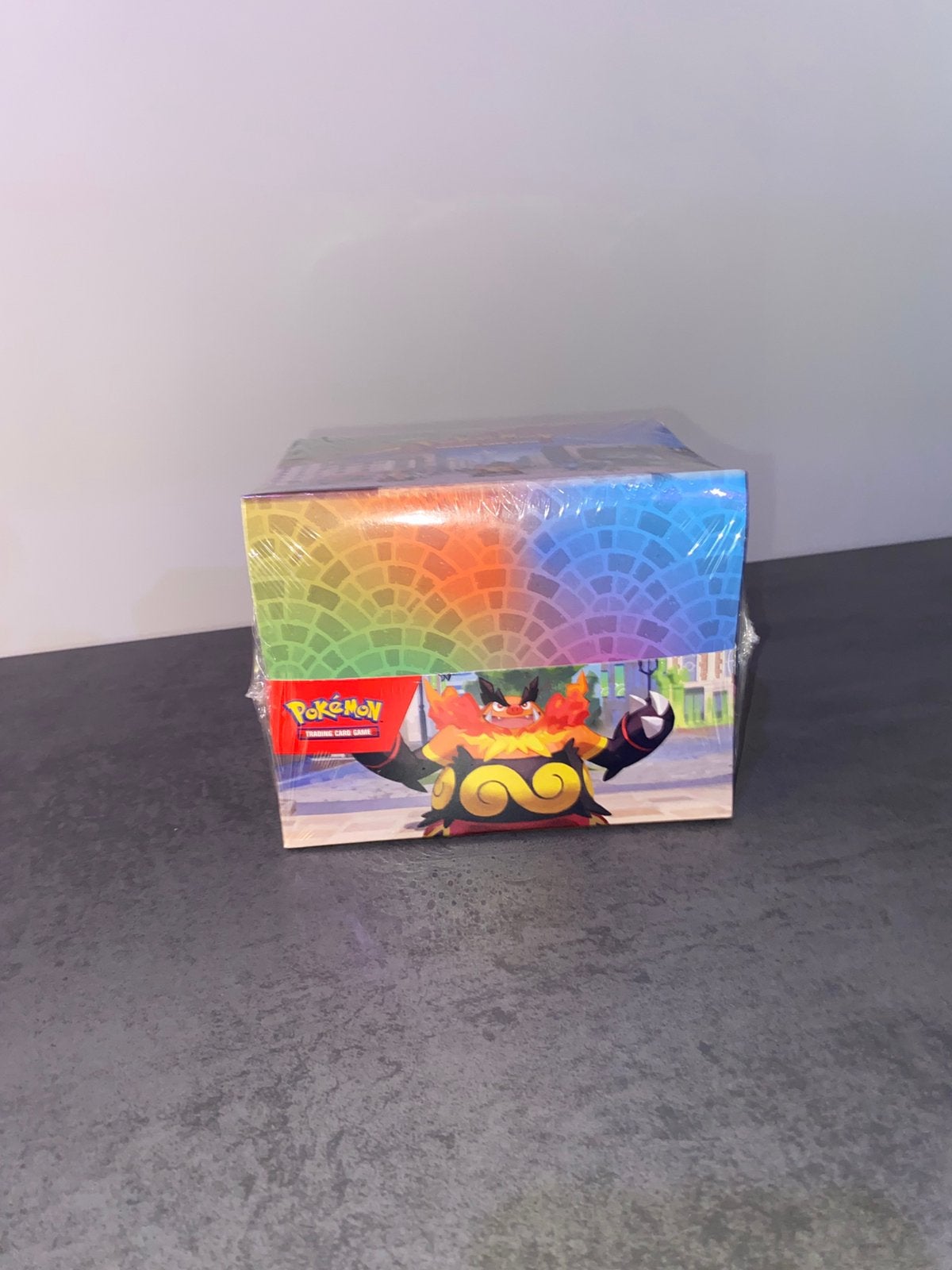 Pokemon lumiose city tin display, Hobby en Vrije tijd, Verzamelkaartspellen | Pokémon, Verzenden, Zo goed als nieuw, Overige typen
