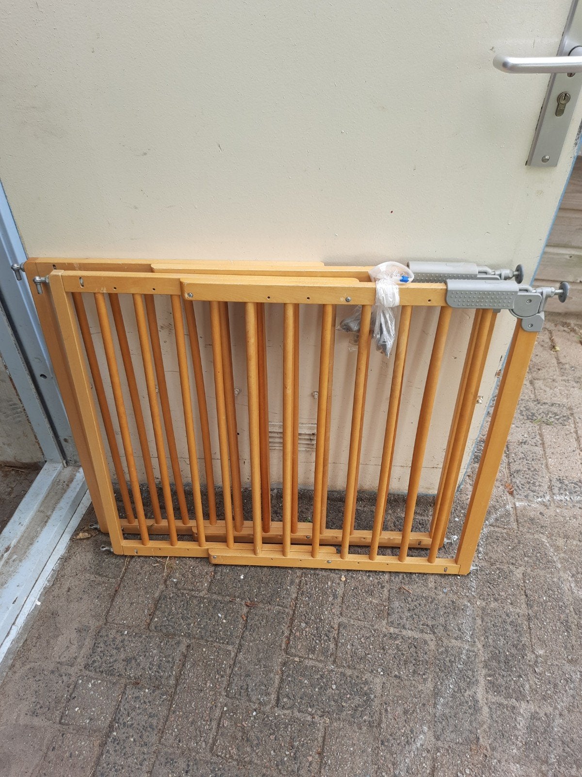 GRATIS - 2 houten traphekjes - sluiting DEFECT, Kinderen en Baby's, Traphekjes, Ophalen, Gebruikt, Hout, 100 tot 115 cm