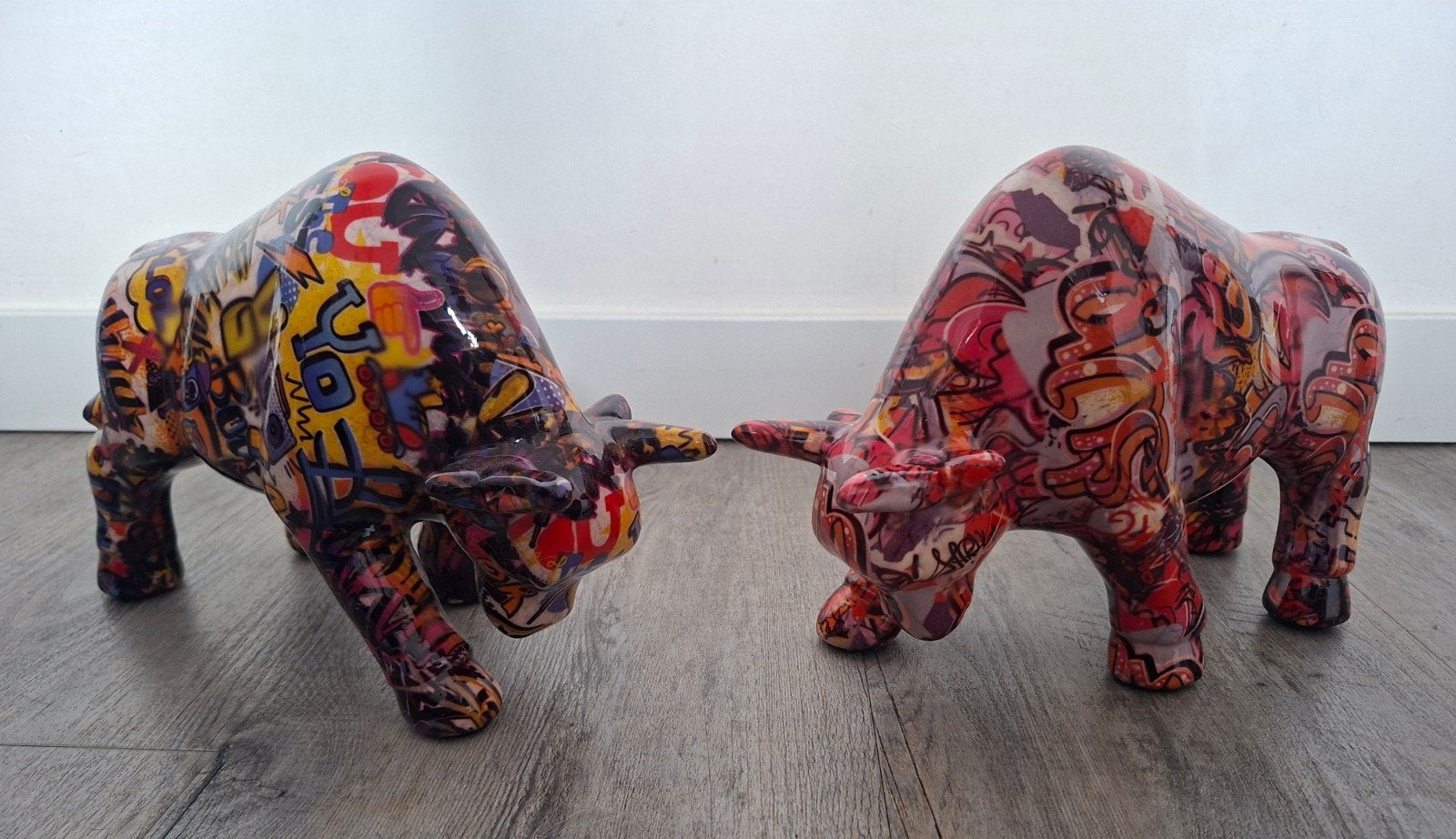2x Nieuwe Pomme Pidou Stier Victor XL - Kleurrijk Design, Verzamelen, Spaarpotten, Verzenden, Nieuw, Steen, Aardewerk of Keramiek