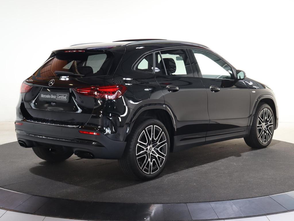 Mercedes-Benz GLA-klasse 250 e AMG Line | Trekhaak | Panoram, Stof, 4 cilinders, 16 kWh, Zwart