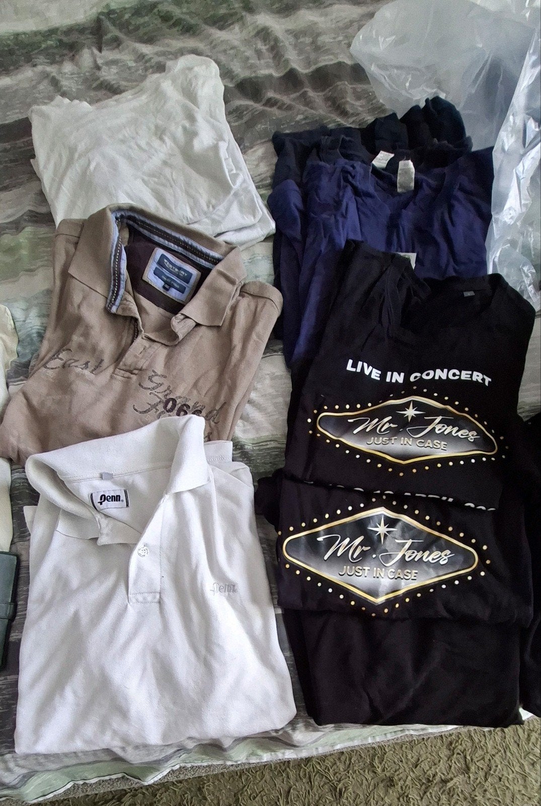 stapeltje oude shirts wit en blauw en polo's, Ophalen