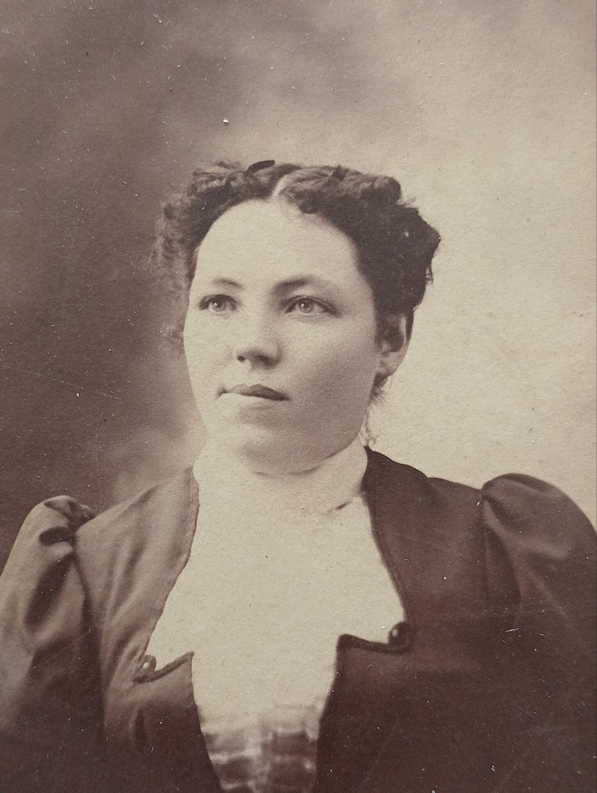 Antieke foto van een vrouw in studio, ca. 1900, Gebruikt, Foto, Ophalen of Verzenden, Voor 1940