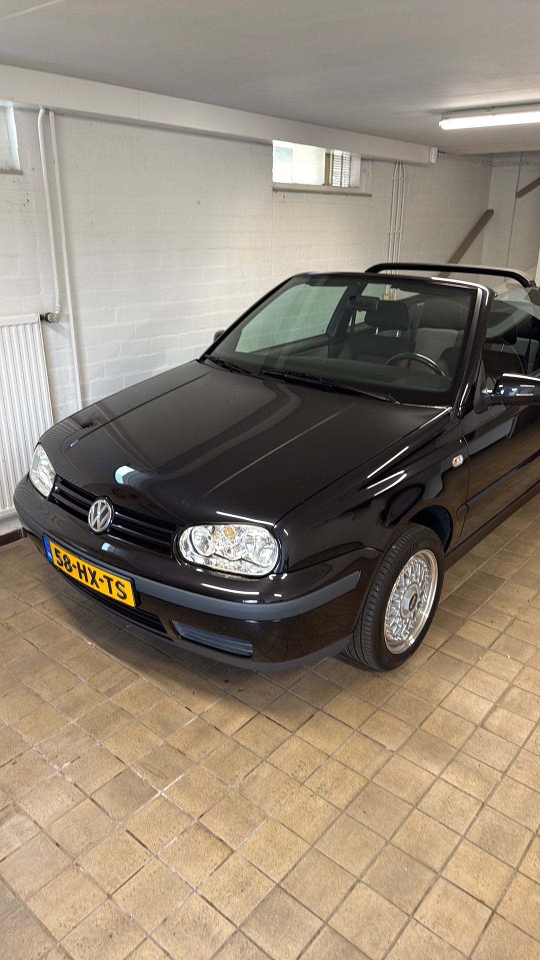 Volkswagen Golf cabriolet  2.0  85KW 2002 Zwart, 4 cilinders, 4 stoelen, Zwart, Origineel Nederlands