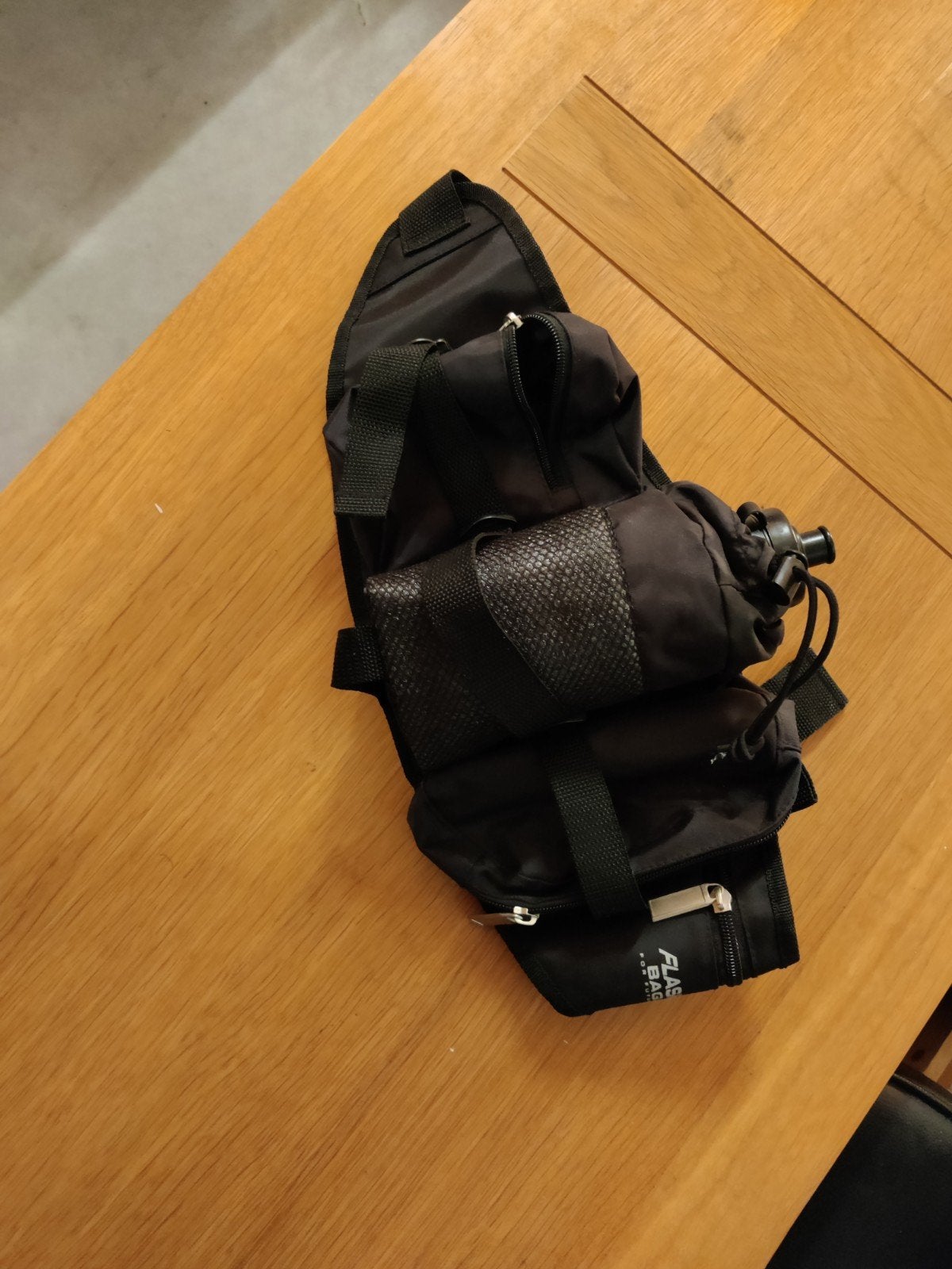 Zwarte heuptas met waterfleshouder, Overige merken, Gebruikt, Minder dan 30 cm, 25 tot 40 cm