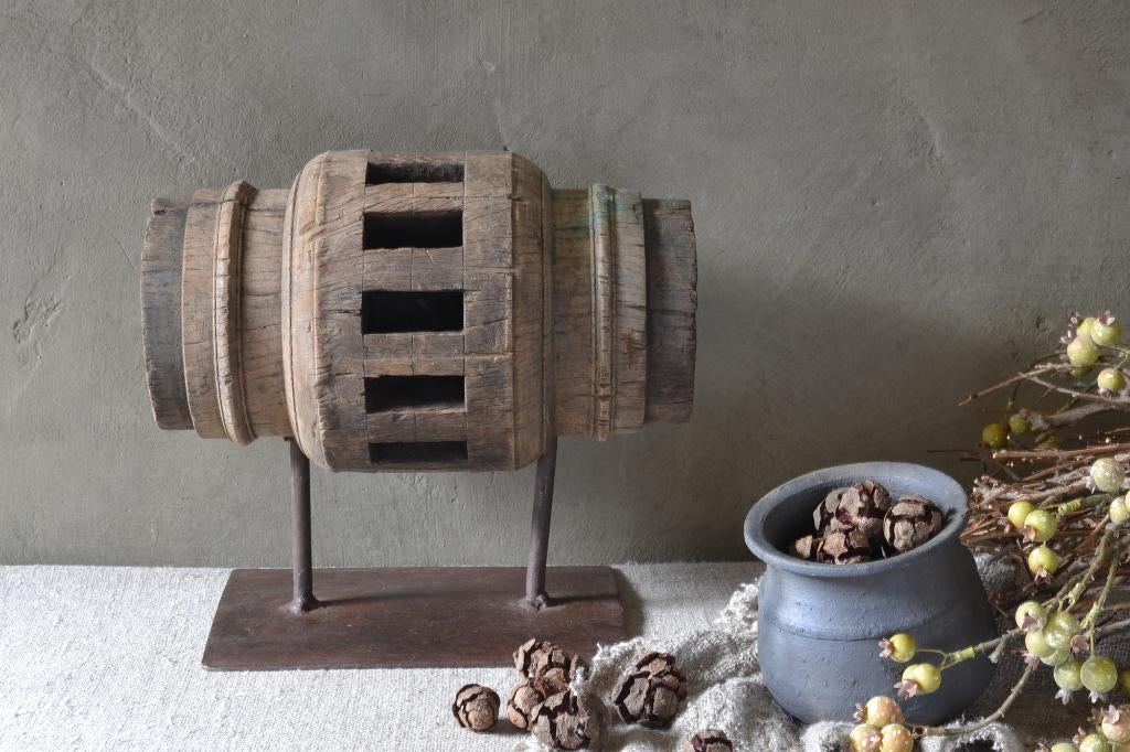 Oude houten Indiase wielas op standaard, Ophalen of Verzenden
