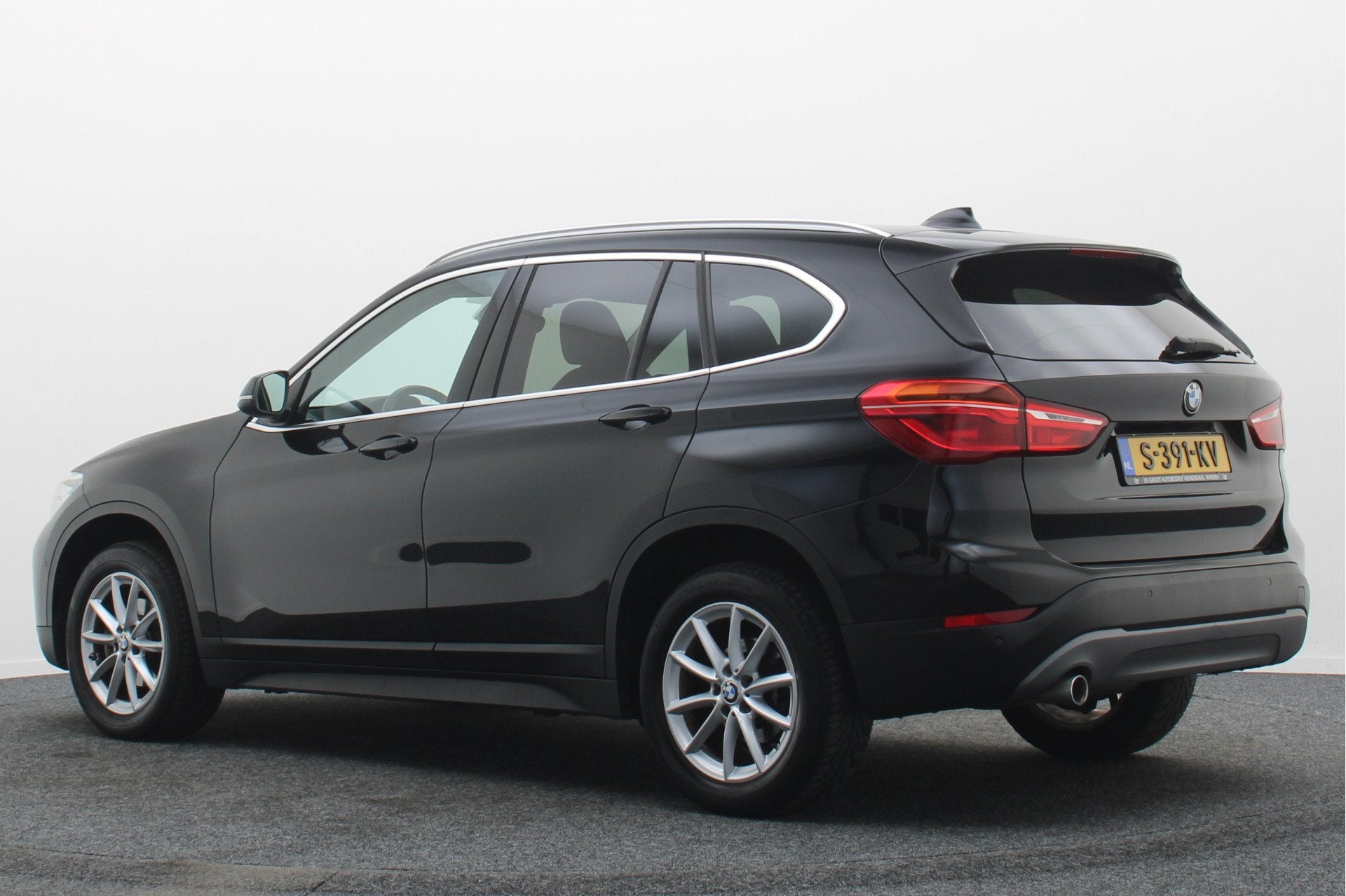 BMW X1 sDrive16d High Executive Leer, Navigatie, Bluetooth,, Dealer onderhouden, Gebruikt, 116 pk, Zwart